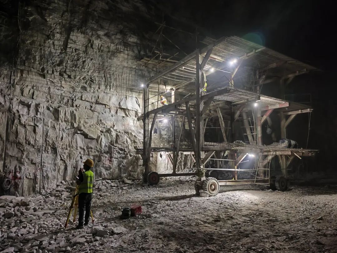 以山為勢(shì)，化水為能——烏海“超級(jí)蓄電池”建筑物電力系統(tǒng)安裝探秘